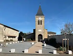 Église Saint-Didier de Neyron en février 2021 ; à droite, le mur du cimetière.