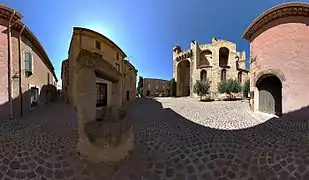 Vue panoramique 360° de la Place de l'église avec vue de la façade de l’église Sainte-Eulalie.