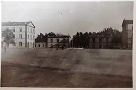 Anciennes casernes, à l'emplacement du jardin, en 1945.