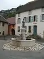 Place de la Mairie et fontaine.