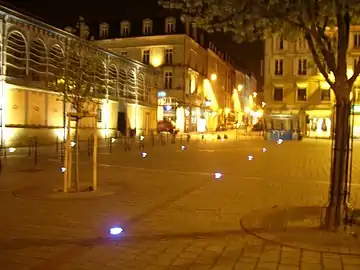 La place de nuit. À gauche, les Halles.