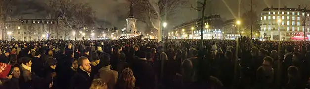 Rassemblement le soir de l'attentat, place de la République à Paris.