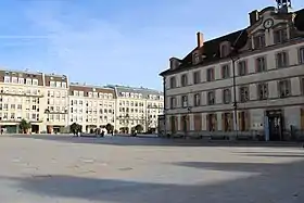 La place de la République (du marché) à Fontainebleau.