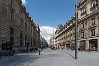 Le début de la rue du Faubourg-du-Temple, place de la République.