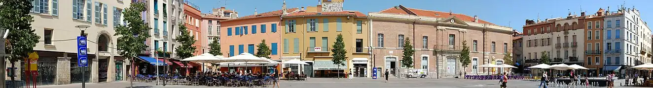 Vue panoramique de la place de la République, le 29 juillet 2008. C'est une place piétonne située au cœur de la vieille ville. À droite, on aperçoit le théâtre municipal.