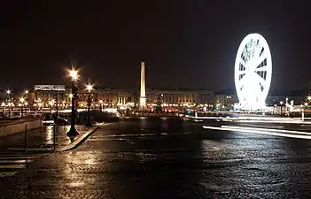 La place de nuit avec sa grande roue.