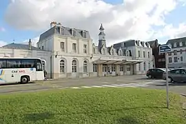 Place devant la gare et autocar.