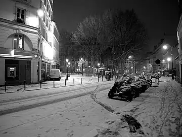 Vue d'ensemble nocturne depuis la rue des Abbesses.