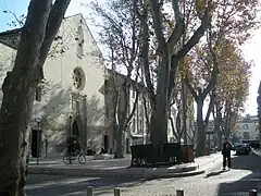 Place des Carmes, vue vers l'église Saint-Symphorien