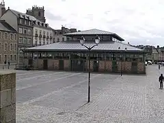 L'emplacement des poissonniers au premier plan, et la halle est, où ont lieu spectacles et congrès.