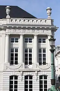 Avant-corps d'un immeuble d'angle vers la rue Saint-Michel.