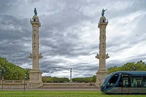 Les colonnes rostrales de la place des Quinconces.