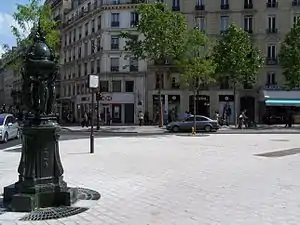 Vue de la place et de la fontaine Wallace.