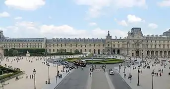 Place du Carrousel vue du palais du Louvre (grande galerie).