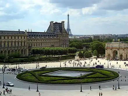 Pyramide inversée sur la base du parterre, pavillon de Flore au second plan.