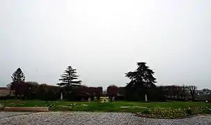 le jardin avec ses monuments.