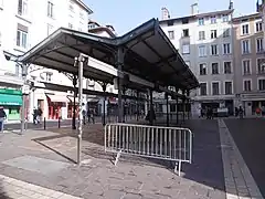 Place aux Herbes (en arrière plan, le débouché de la rue Lafayette)