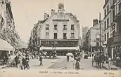 Place du Puits-Salé 1910On remarque l'allumeur de réverbères sur son échelle à l'arrière-plan.