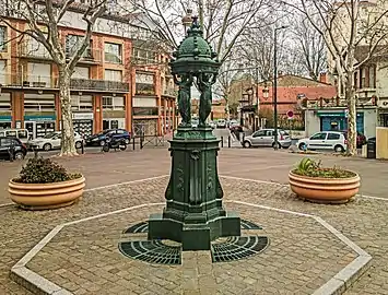 La fontaine Wallace de la place du Ravelin.