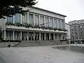 L'hôtel de ville et aperçu des immeubles néo-classiques modernes et épurés en parement de granit