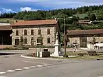 Poilu au repos (monument aux morts)