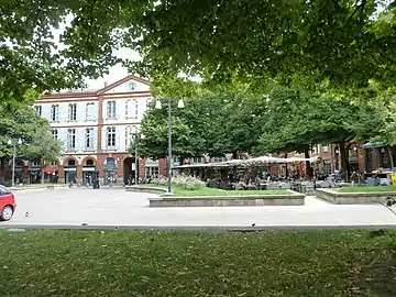 Les terrasses des cafés devant l'hôtel de Lafage.