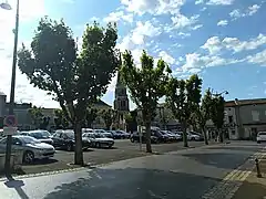 La place de la République, place centrale de Mirebeau et l'église de nos jours.