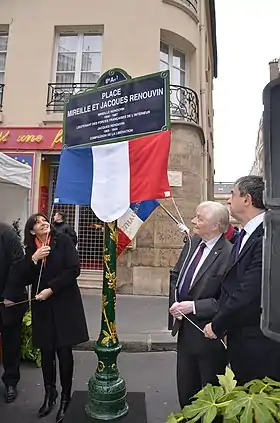 Inauguration de la place Mireille-et-Jacques-Renouvin, à Paris, le 26 mars 2016.