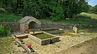 La fontaine-lavoir.