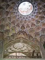 Oculus dans le plafond d'inspiration safavide du Hacht Behecht, un palais situé à Ispahan, en Iran.