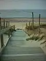 L'accès à la plage par la dune protégée avec, au loin, les bouchots.