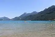 Vue sur le lac d'Annecy avec un plongeoir.