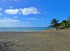 Plage de sable noir de Mtsamoudou.