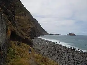 La plage de Ribeira da Janela est une plage de galets et n'est pas propice à la baignade.