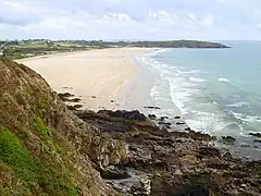 La plage de Trez Bellec vue depuis la pointe de Pen ar Vir, à l'arrière-plan la pointe du Bellec.