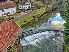 Le barrage courbe du moulin Girardot.