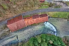 Le moulin Girardot et son barrage vus de dessus.