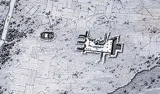gravure noir et blanc : vue aérienne de champs avec un relevé de plan de temple au centre.