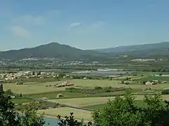 La plaine agricole conquise sur le lit de la Durance, peu à peu envahie par les constructions.