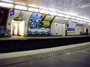 Quai en direction de Châtillon - Montrouge doté d'une sortie avec un escalier mécanique.