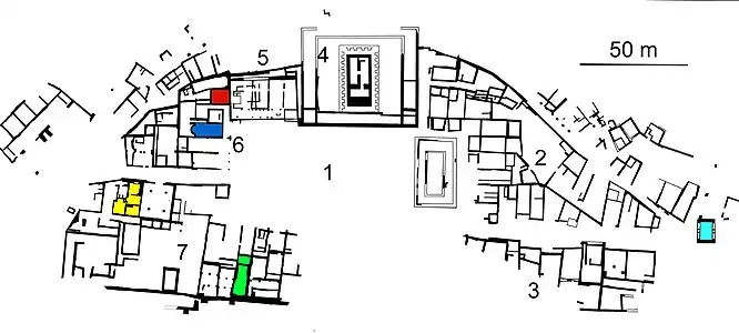 Plan des établissements marchands et du forum : 1. Forum ; 2. Quartier des ateliers ; 3. Bâtiments sud ; 4. Temple ; 5. Praetorium ; 6. Maison de représentation ; 7. Bains, maisons en terrasse et fonderie d'or impériale. Rouge = Bâtiment K ; Bleu = Bâtiment A ; Jaune = Bains ; Vert = Fonderie ; Turquoise = Porte de ville.