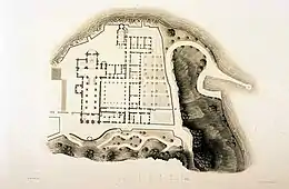 Carte à grande échelle montrant un ensemble de bâtiments, situés sur un promontoire s'avançant dans un lac ; le plan montre la structure interne des bâtiments.