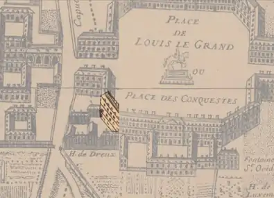 Situation de la façade de l'angle nord-ouest de la place Louis-le-Grand, en 1710, quelques années après sa construction. La façade est seule, incomplète et inhabitée. L'hôtel de Dreux occupe une partie du terrain racheté en 1706 par Antoine Crozat. Plan de Paris de François Blondel et Pierre Bullet, réédité et actualisé par Jean Baptise Michel Jaillot en 1710. Le nord est à gauche.