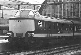 voiture-pilote du train Benelux en gare d'Amsterdam-Central avant 1986.