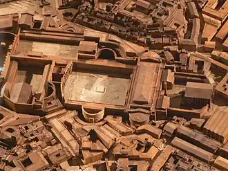 Photographie du détail d'une maquette de ville antique.