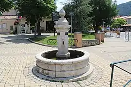 La fontaine de la place de la mairie.