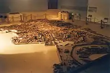 Photographie de la maquette d'une ville antique installée dans une pièce.