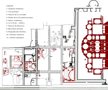 Plan détaillé d'un site archéologique avec un grand bâtiment