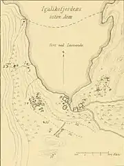 Dessin en noir et blanc représentant un plan au sol d'anciens bâtiments.