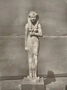 Statue d'Aménardis, divine adoratrice d'Amon. Karnak. XXVe dyn. v. 700. Albâtre, socle en basalte. Musée égyptien du Caire (Mariette, 1872)